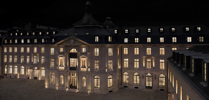 Imagen del Pentemont de Yves Sant Laurent. Sant Laurent sella el acuerdo para construir un complejo industrial en la Toscana